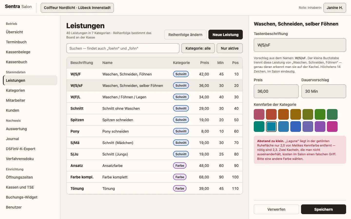 Backoffice im Browser: Liste der Leistungen mit Kennfarben, daneben ein Formular zum Bearbeiten einer Kategorie mit der Prüfung des Farbabstands.